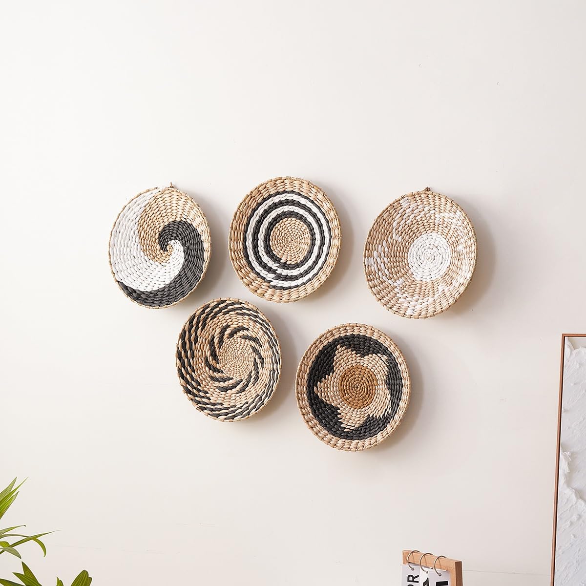 Juego de 5 cestas de pared bohemias hechas a mano, cestas planas de hierba marina tejida natural, decoración de pared para sala de estar o dormitorio, arte de pared único.