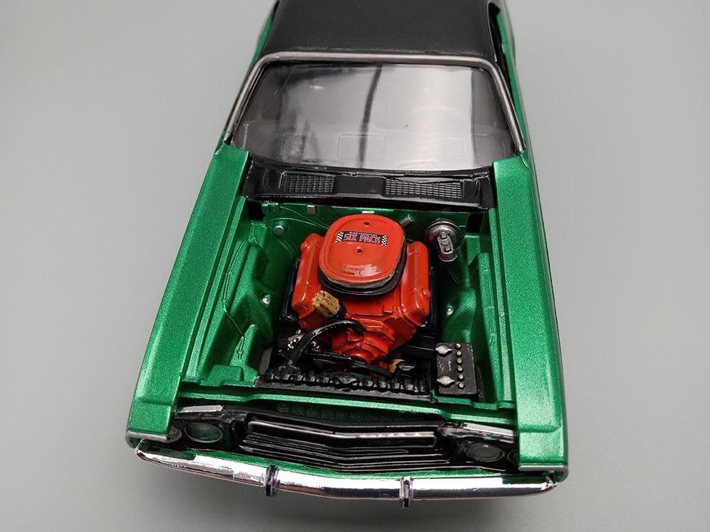 AMT 1970 Dodge Challenger USPS 1:25 Scale Model Kit