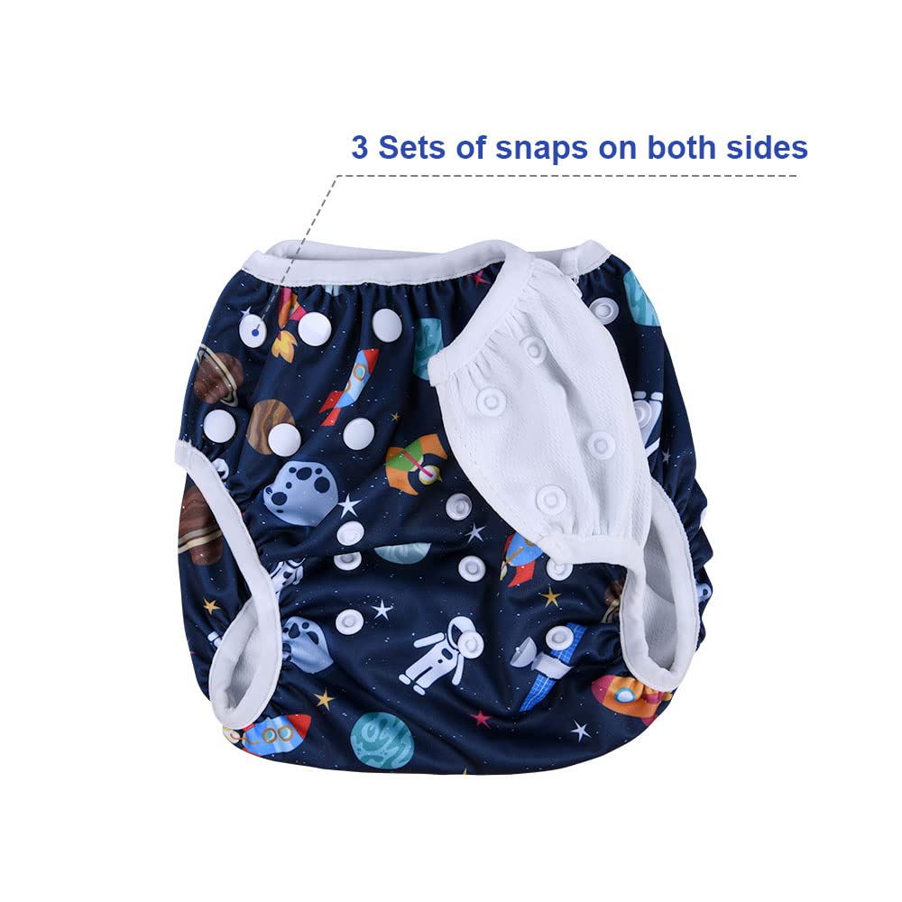 Vicloon Pannolino da Nuoto, 2 Pannolini Lavabili Pannolini da Nuoto, Costume Piscina Regolabile Riutilizzabile Costumi per Bambini, Impermeabile Pannolino Piscina, Cosmico Blu e Robot Bianco, 0-3 Anni