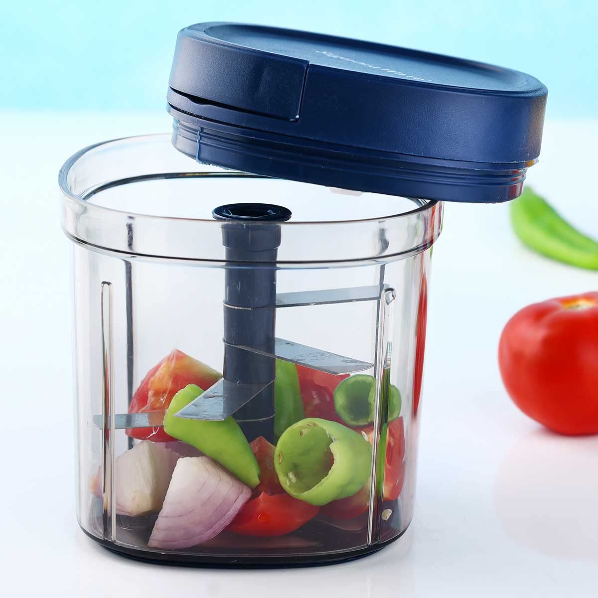 Signoraware Food Master Chopper Square, 900 ml, multiuso, manuale, per verdura, frutta secca e cipolla, pratico tritatutto rapido, per cucina, con 6 lame in acciaio inox e baffi, 900 ml, grigio cacao
