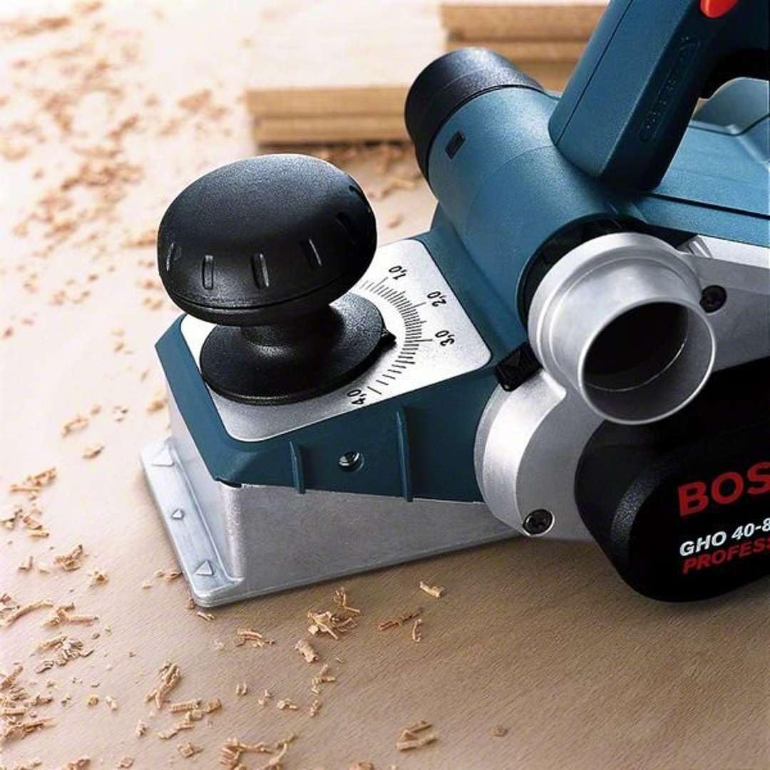 Bosch Professional cepillo GHO 40-82 C (potencia 850 W, incl. bolsa para polvo, tope paralelo, tope de profundidad de rebaje, 1 cuchilla de cepillado, bandeja, L-BOXX)