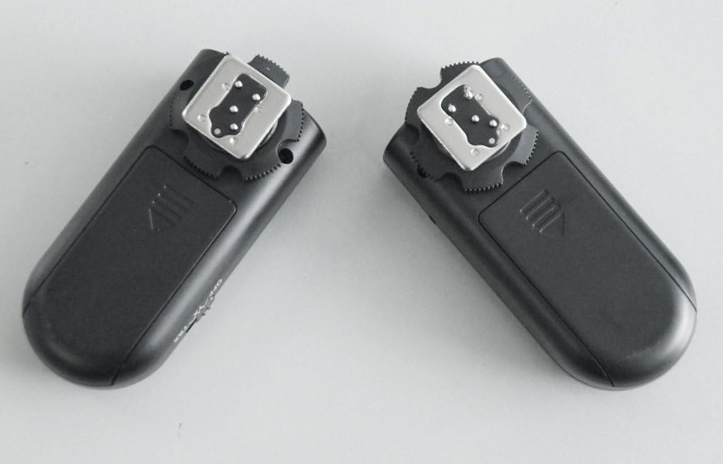 Tilbage view of two Yongnuo RF-603 transceivers, showing battery compartments