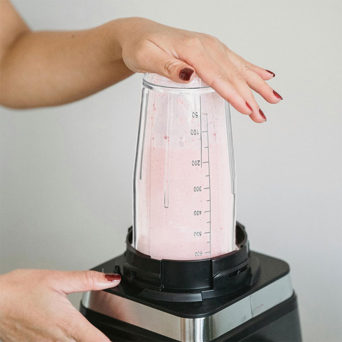 KICHOUSE Tazze di Ricambio e Compatibili 2 da 650 Ml per Frullatore con Scala Graduata, Bicchieri in Plastica Trasparente Resistenti Accessori per Preparazione Smoothie e Bevande
