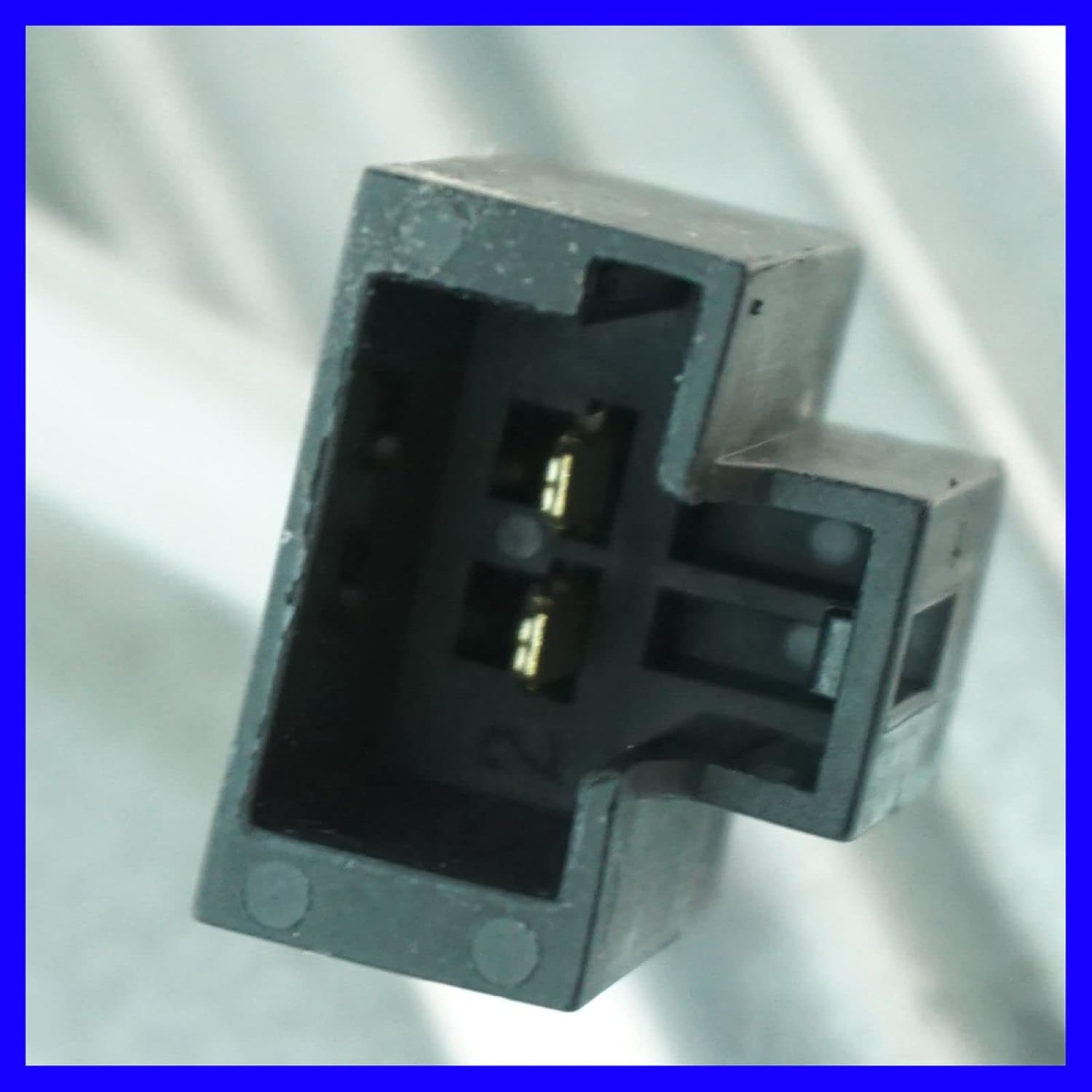 Close-up view of the electrical connector for the window regulator motor