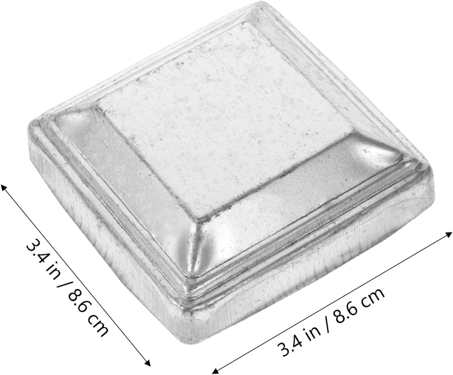 Detailný pohľad na železnú krytku plotového stĺpika