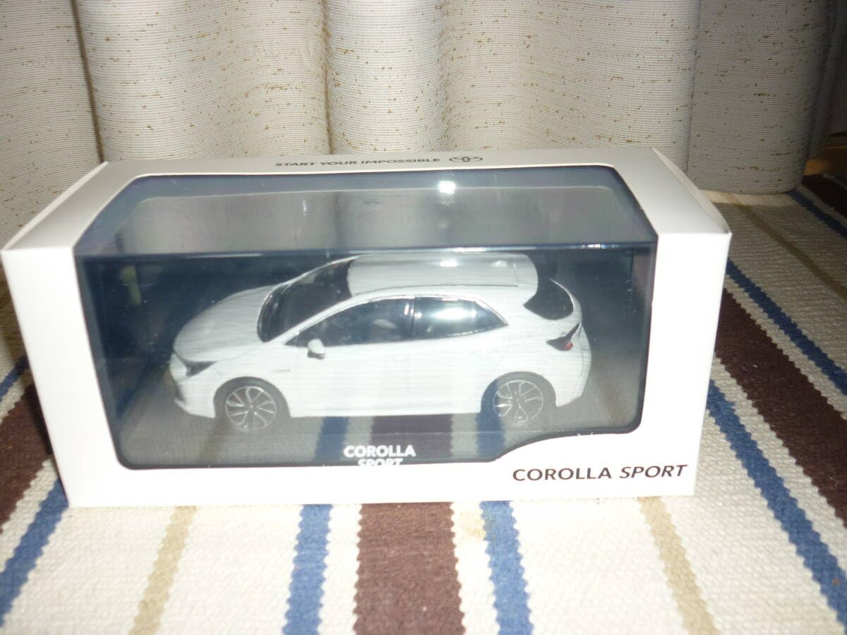 特注 1/30 カローラスポーツ ホワイトパールクリスタルシャイン Amazon