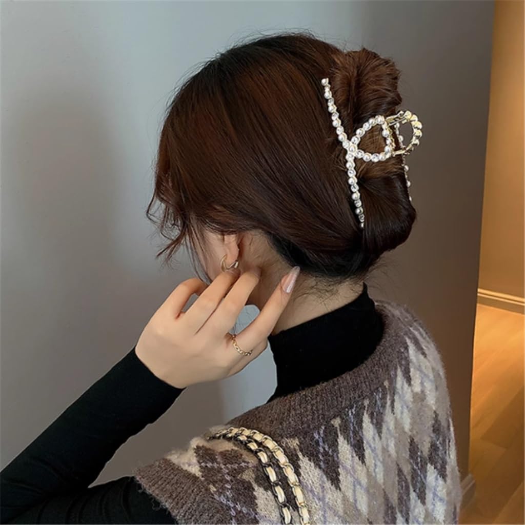 Pince à cheveux crabe ornée de strass et perles pour une coiffure élégante