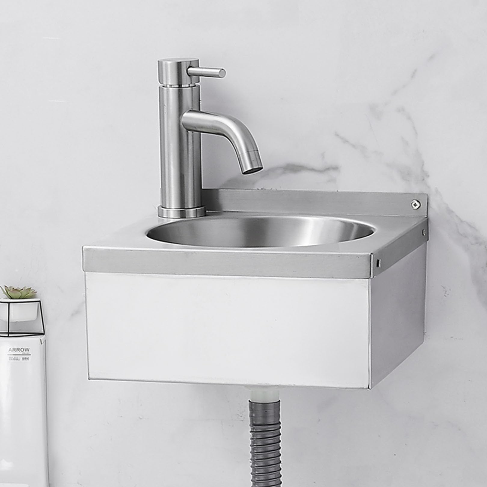 Pequeño lavabo de acero inoxidable solventa la falta de espacio en cocinas estrechas y barras