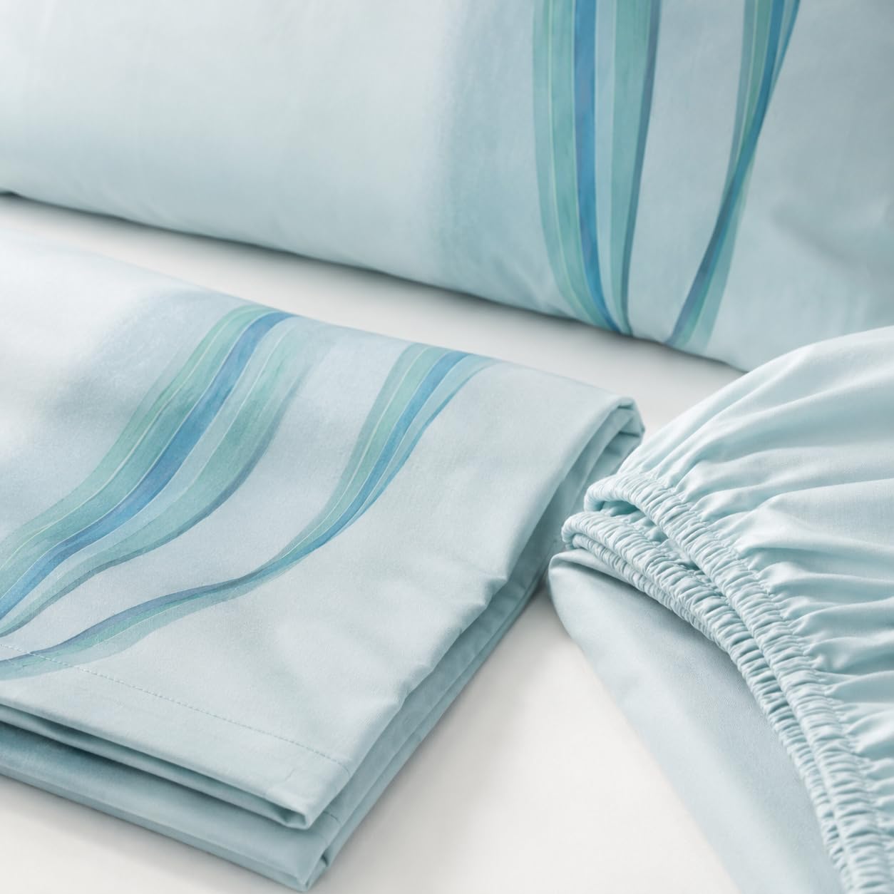 GALEONE Set Lenzuola Estive | Una Piazza e Mezza Francese - 100% Cotone - Lenzuolo Sopra 200x280cm - Sotto con Angoli 140x200-2 Federe 50x80 cm | Morbido Cotone, Comfort Estivo - Night Azzurro
