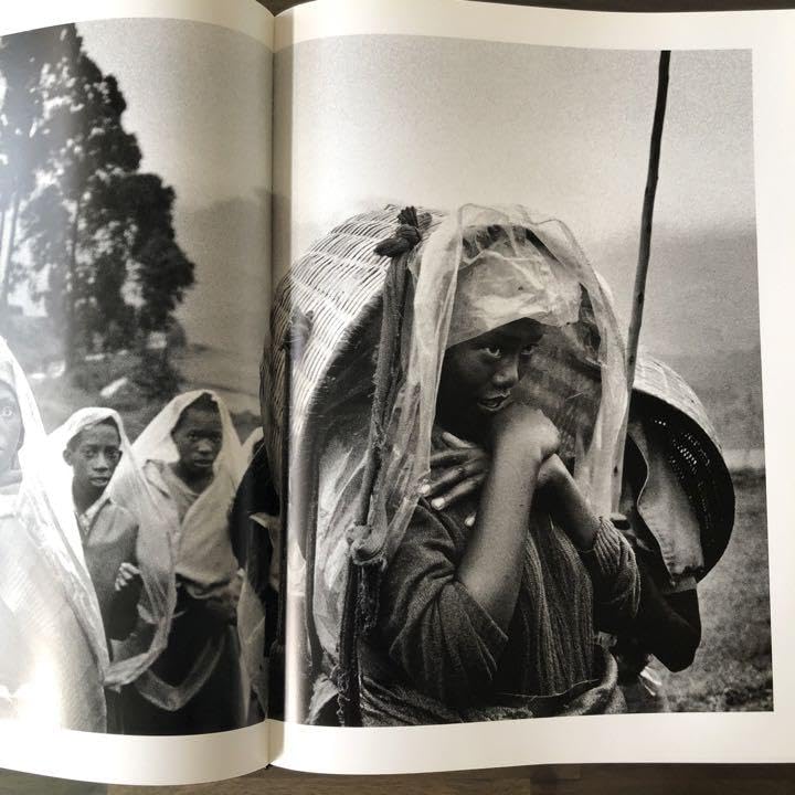 Amazon.co.jp: WORKERS SEBASTIAO SALGADO 写真集 古本 : おもちゃ