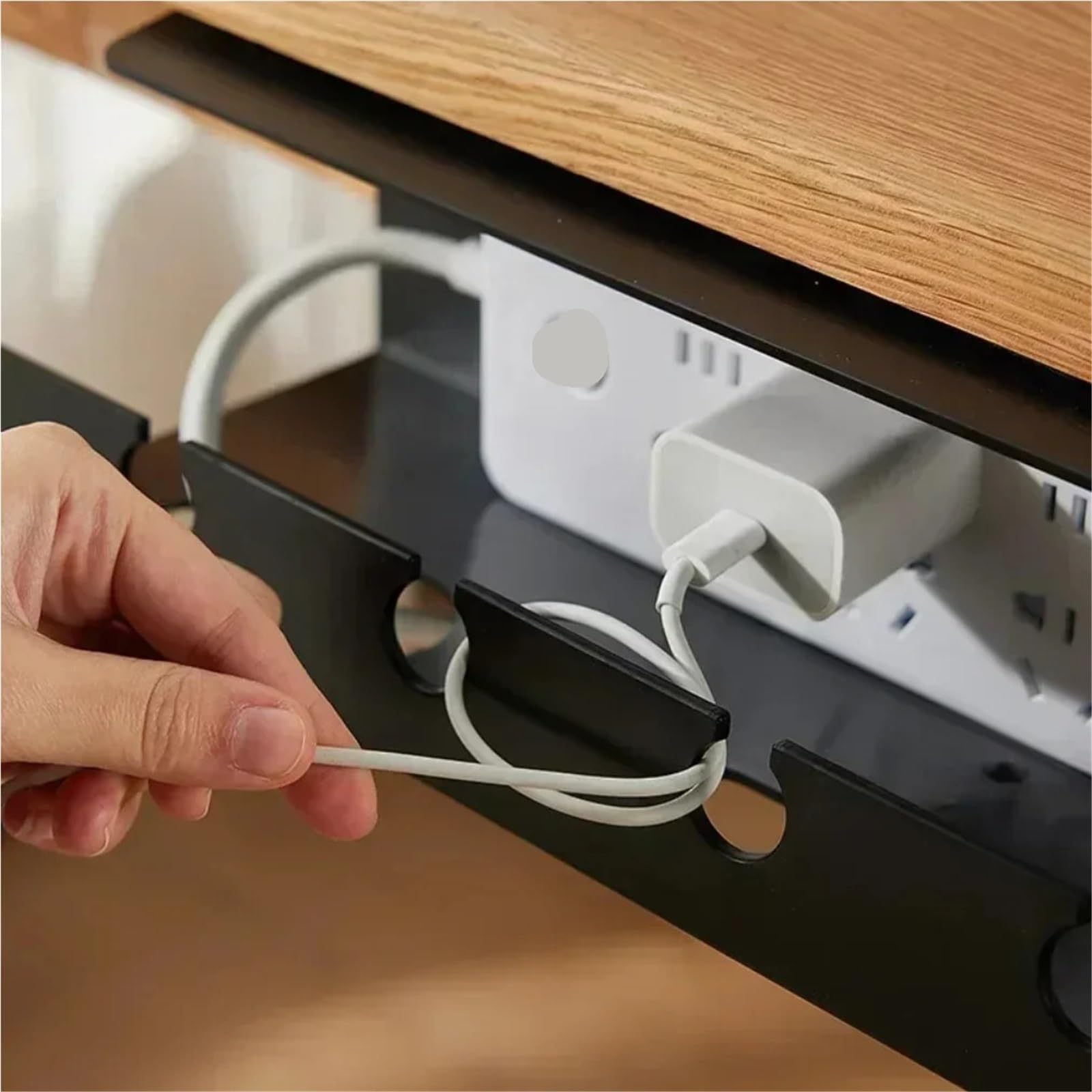 Vassoio in plastica for la gestione dei cavi sotto scrivania | Bianco e nero for l'ufficio: supporto for cavo di alimentazione sotto la scrivania, senza foratura(Black)