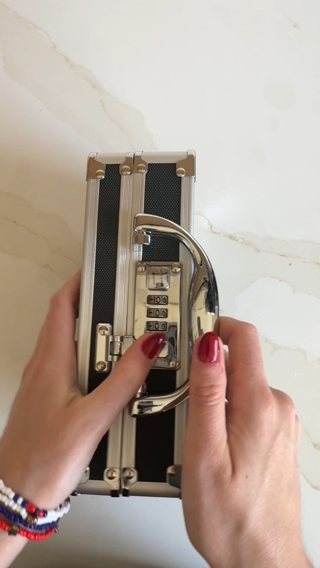 Amazon.com: Vaultz Locking Medicine Case, Combination Lock