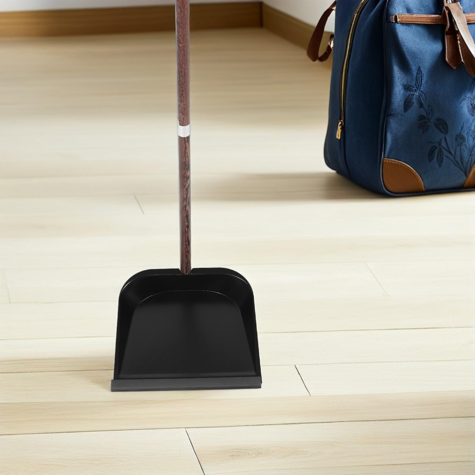 Juego de Escoba y Recogedor de Pie 1 Set Madera Cerdas | Color Café, Uso Interior y Oficina, Construcción Robusta con Mango Elegante y Diseño Moderno