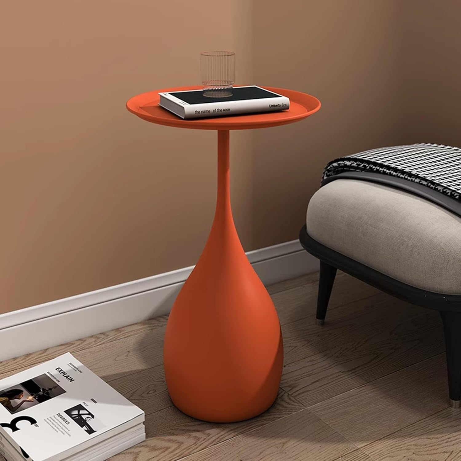 Table de chevet pour petits espaces et aménagement de studio étudiant
