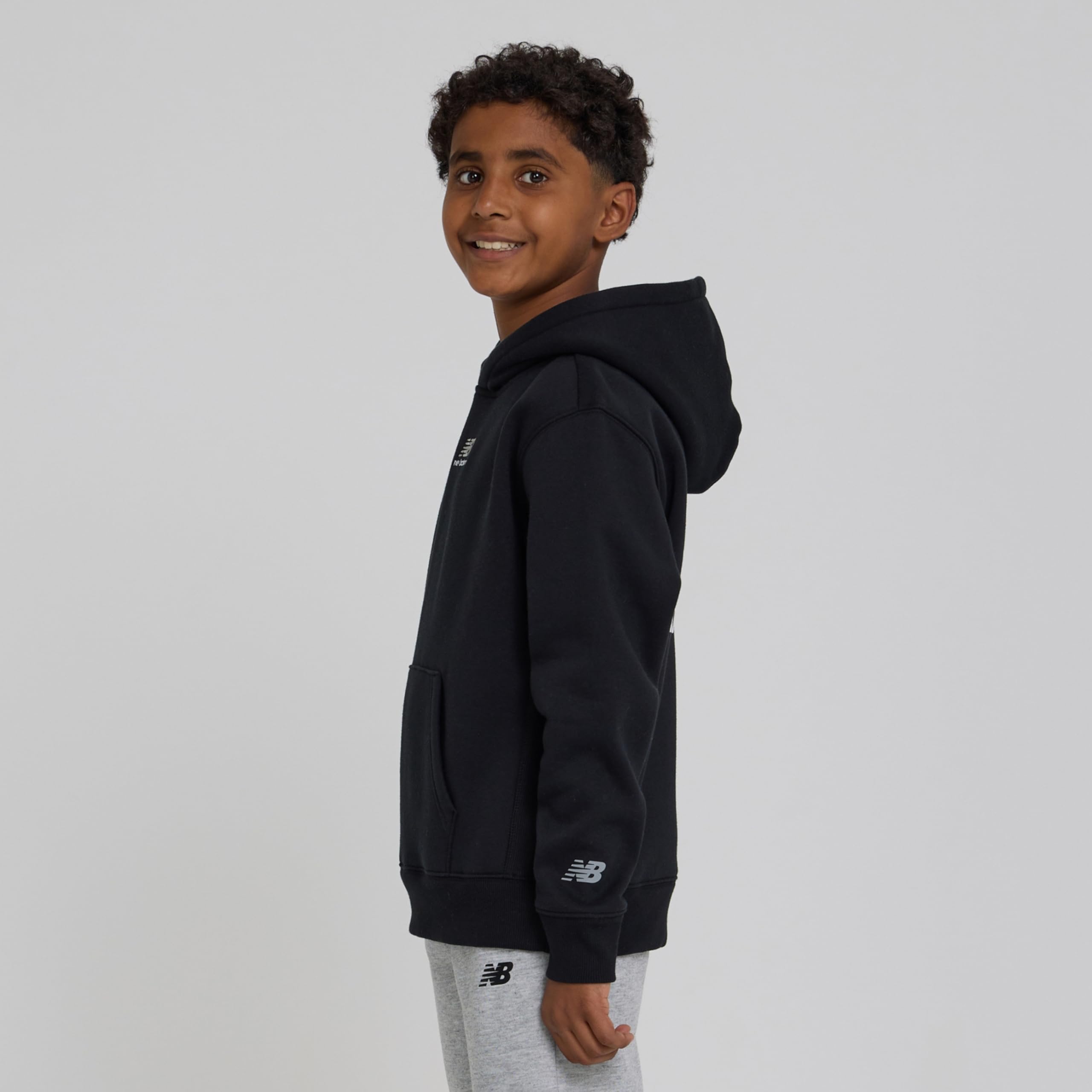 New Balance Sudadera clásica con capucha para niños, cómoda mezcla de algodón y forro polar, tallas 4-20
