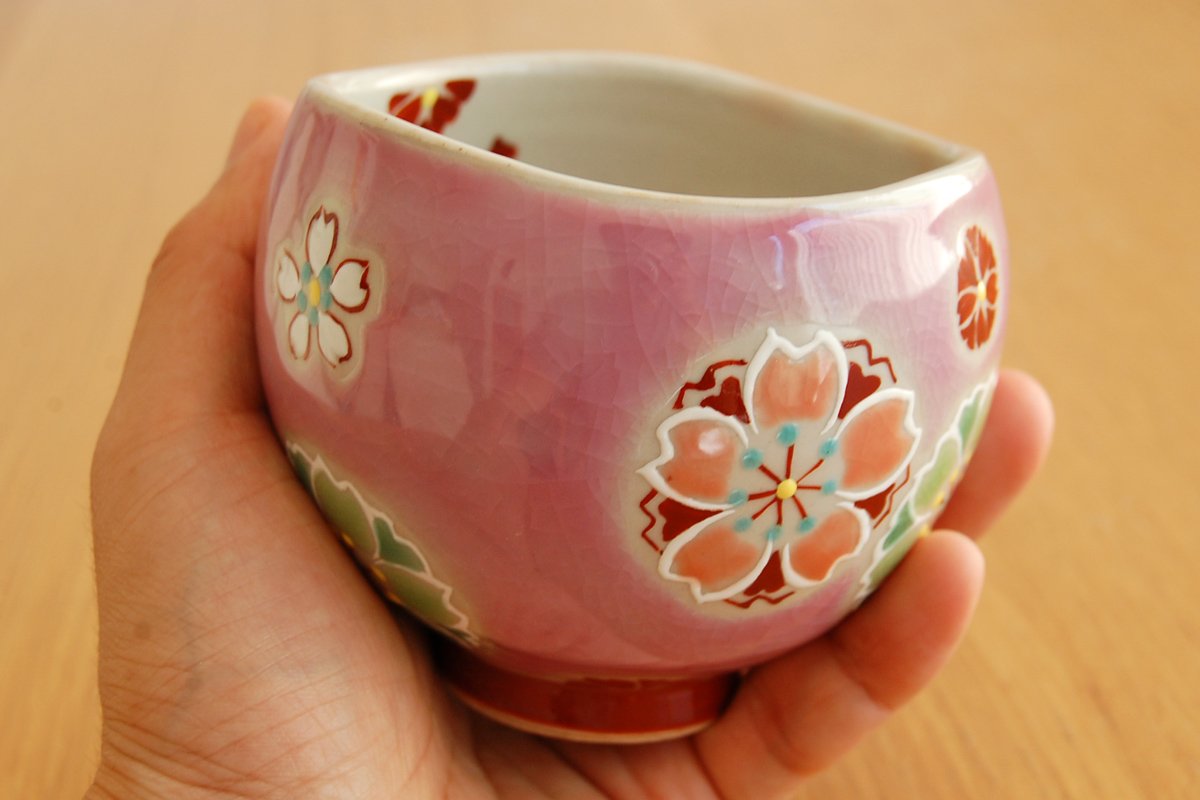 Amazon｜九谷焼虚空蔵窯 いっぷく碗(小) 重ね桜 ピンク｜湯呑み