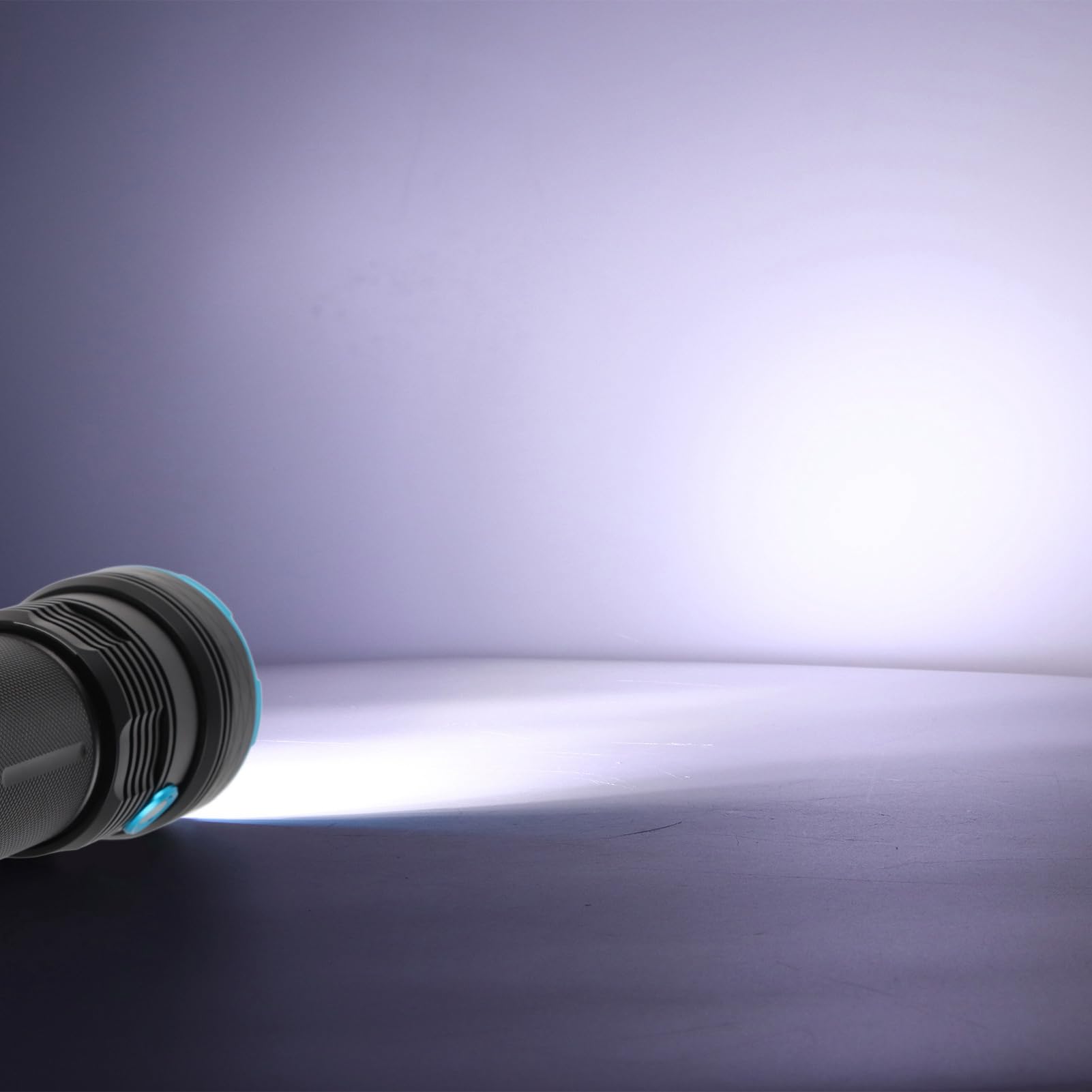Latarka LED super jasna dalekiego zasięgu zewnętrzna wodoodporna lampa błyskowa 8000 lm do podróży przygodowych