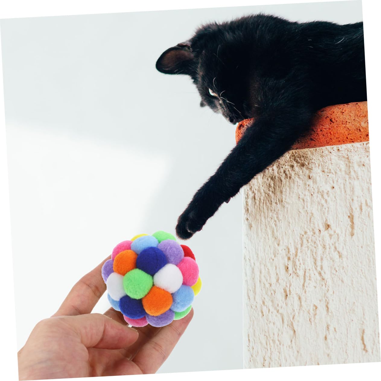 FRCOLOR Lot de 4 Balles Jouets pour Chats D'intérieur en Peluche avec Clochettes pour Garder Le Chat Actif et Aiguiser Ses Griffes