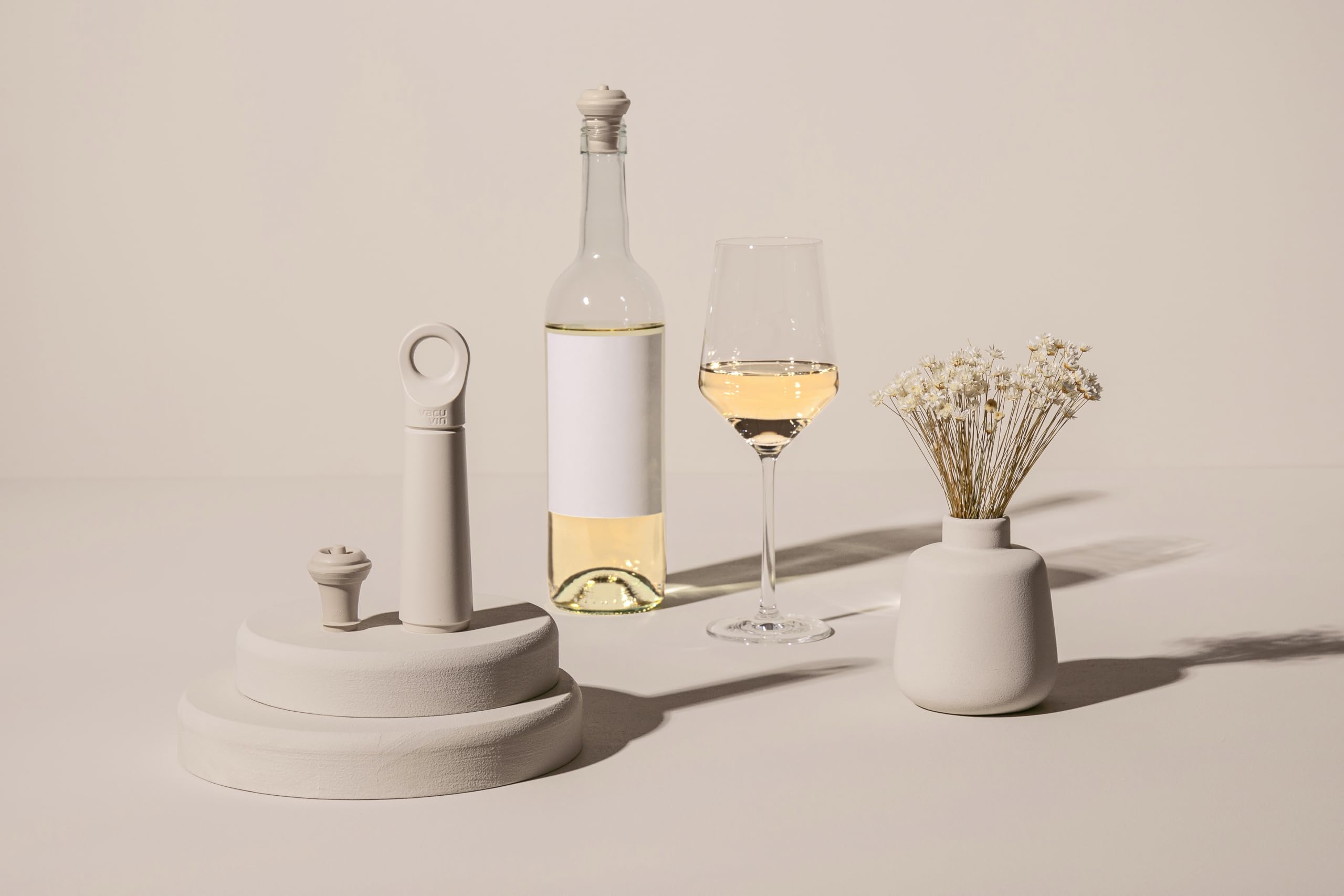 Vacu Vin Host Weinset - Sand (4-teilig) - Geschenkwürdiges Weinzubehör-Set mit Kühler, Vakuumschoner, Twister-Korkenzieher & tropffreiem Servierteller - aus recyceltem Material