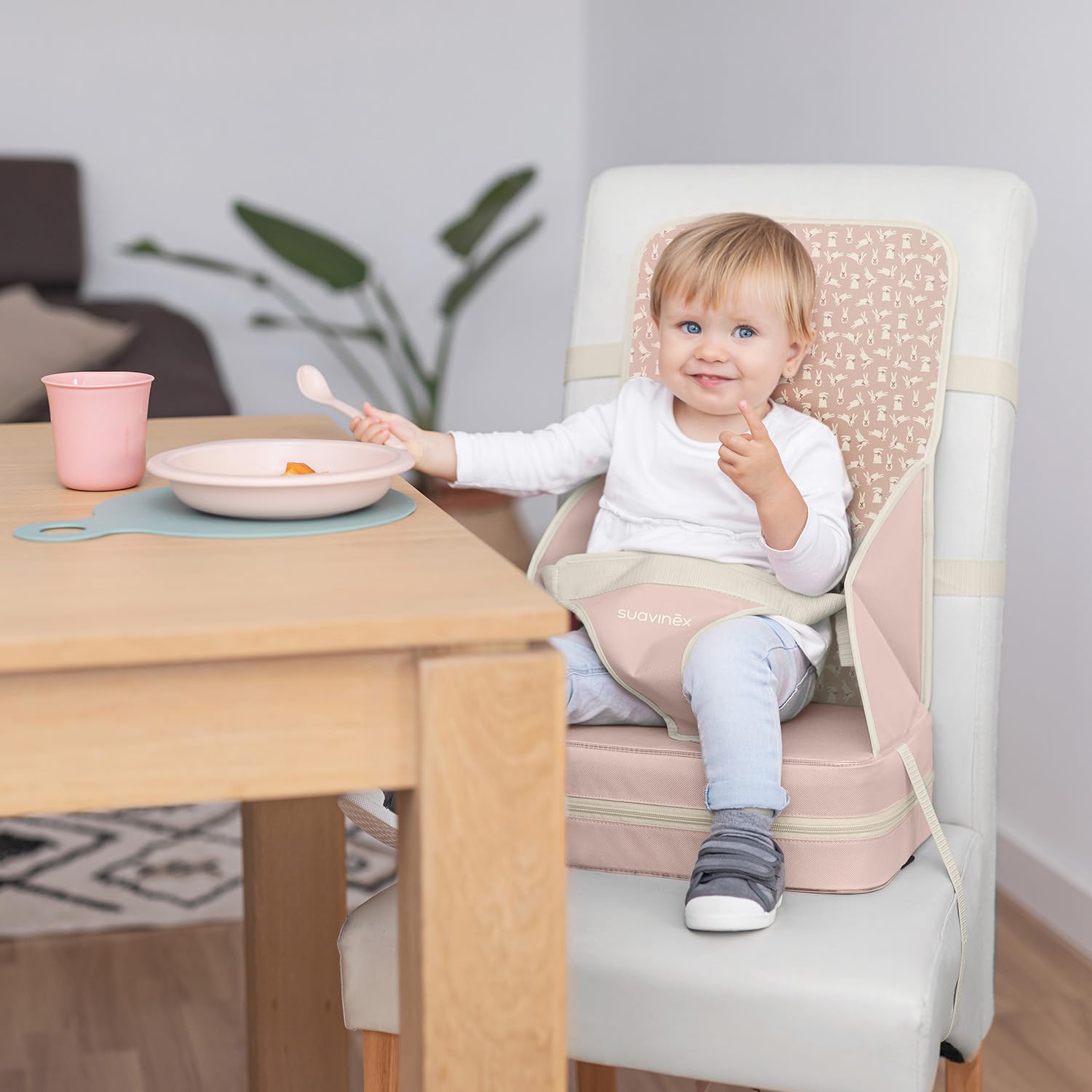 Suavinex, Trona Portátil para Bebés +6 Meses, Alzador de Silla para Comer, Asiento Elevador Universal Convertible en Bolso, Fácil de Limpiar, Ligero, con Arnés, Cómodo, Blandito y con Respaldo, Rosa