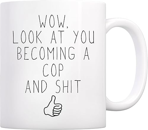 Taza con texto en inglés «Look At You Becoming A COP, el mejor regalo de policía, taza de policía para la fiesta de graduación, regalo para amigas»