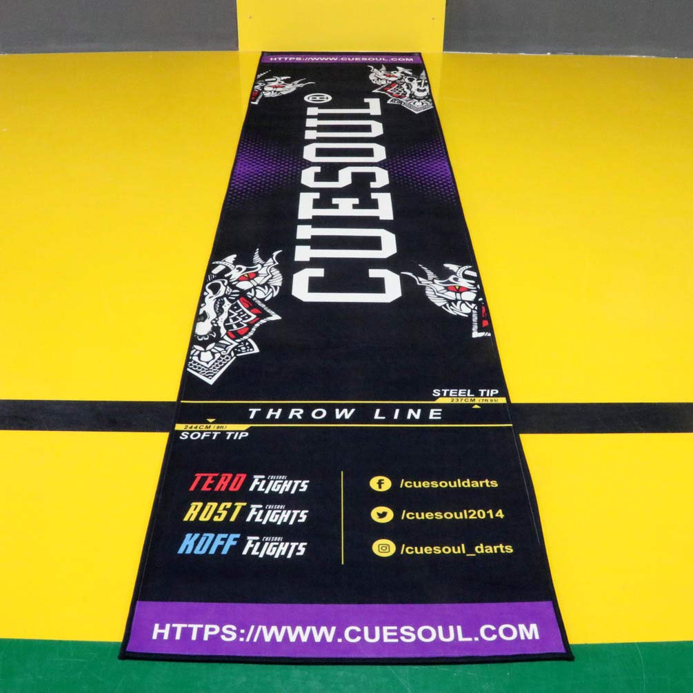 CUESOUL La Alfombrilla de Dardos de Alta Resistencia Incluye una línea de Lanzamiento Oficial de Punta Blanda y de Acero