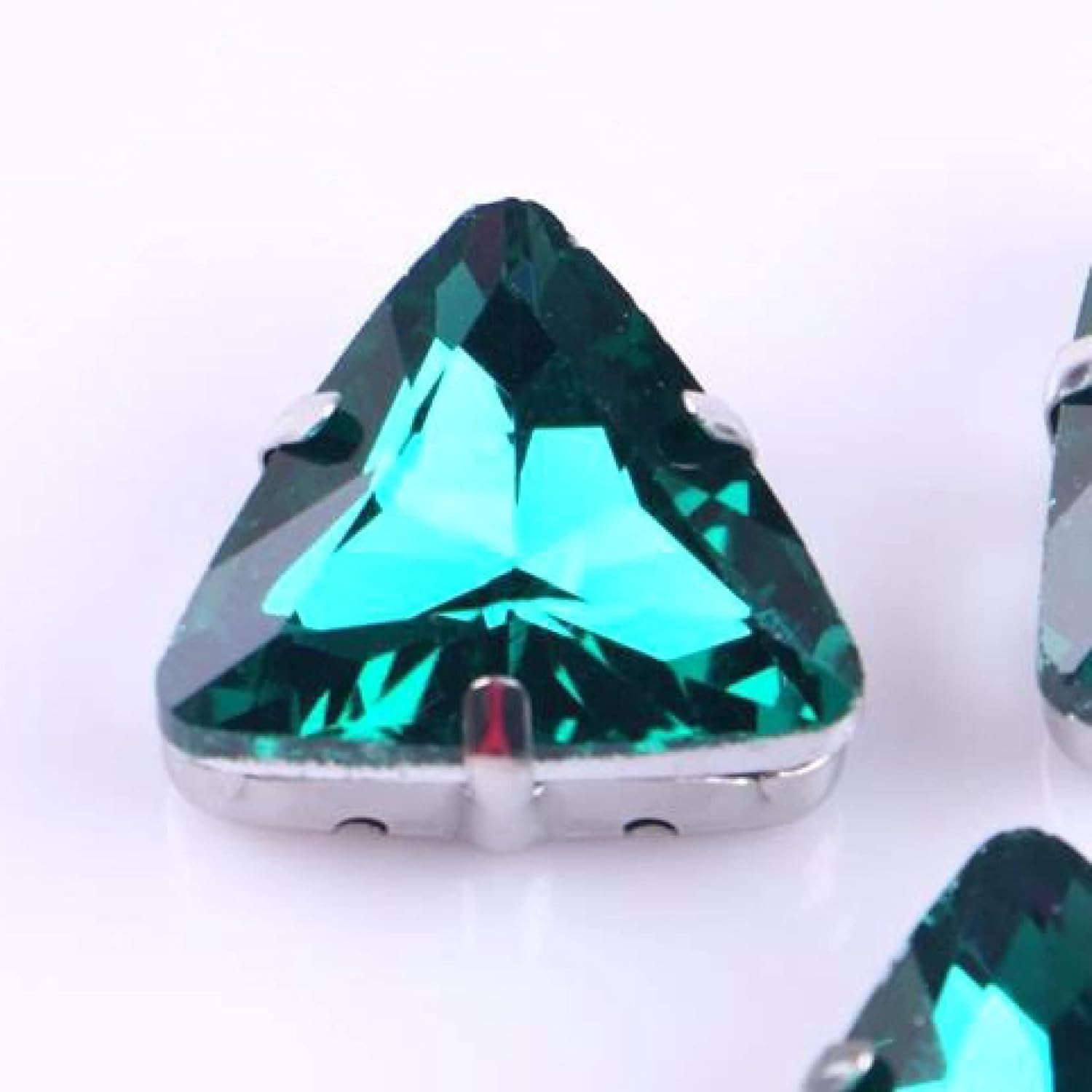 przyszyć dżetów, 18 mm 50 szt./opakowanie Szklane kryształki w kształcie trójkąta z pazurkami, metalowa podstawa, klamra, kryształowy kamień, diament(Aquamarine)