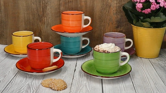 MamboCat 6er Set Uni bunt Cappuccinotassen mit Untertassen I 200 ml I große Bunte Tassen + Untertasse aus Steingut für 6 Personen Strudel-Dekor Küche, Haushalt & Wohnen