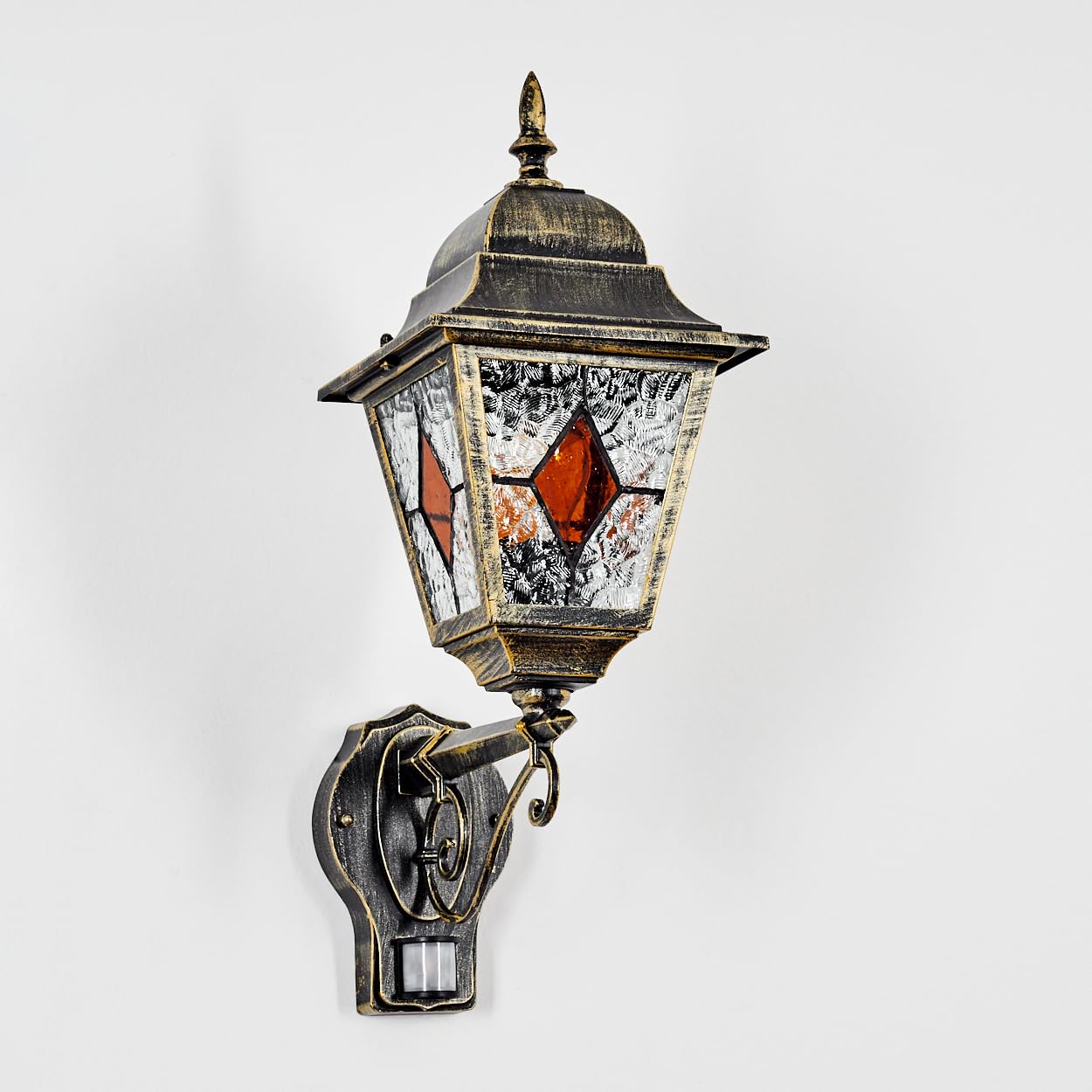 HOFSTEIN Außenwandleuchte Chatelain, Außenwandlampe m. Bewegungsmelder aus Metall/Glas in Gold/Schwarz/Klar/Bernstein, Wandleuchte außen aufwärts, Vintage/Antik/Landhaus für Garten, Haustür, E27, IP44