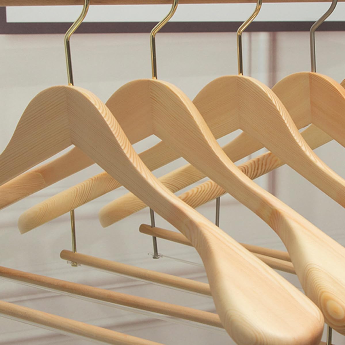 CHILDWEET 6 Stück Kleiderbügel aus Massivholz mit Anti Rutsch Funktion und Glatten Linien für Zuhause und Schrank Retro Stil Beige