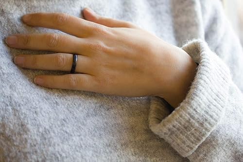 Miniatura 4 de Anillo redondo de fibra de carbono para mujer. Anillo de boda negro único e industrial. Resistente al agua, muy duradero e hipoalergénico. (00122_4N)