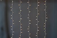 Vista 3 de Brite Star Cadena de luces de Navidad de 100 unidades, mini, transparentes - 22 pies de luces de árbol de Navidad para interiores y exteriores