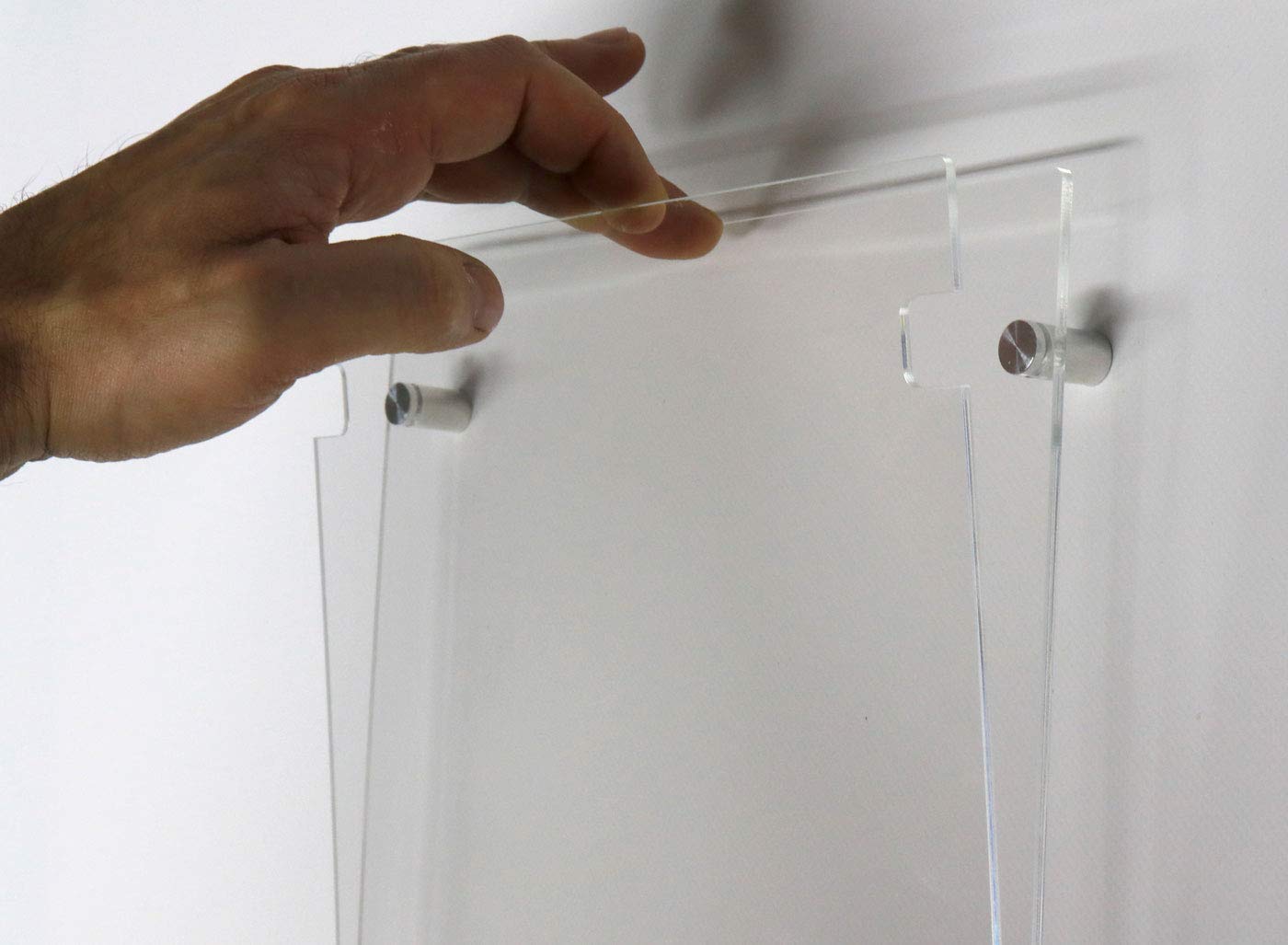 Espositore in plexiglass di ALTISSIMA qualità, da parete, targa a tasca apribile in plexiglass, porta avvisi e depliant formato A2 60x42 cm, completa di distanziali in alluminio (A2 Orizzontale)