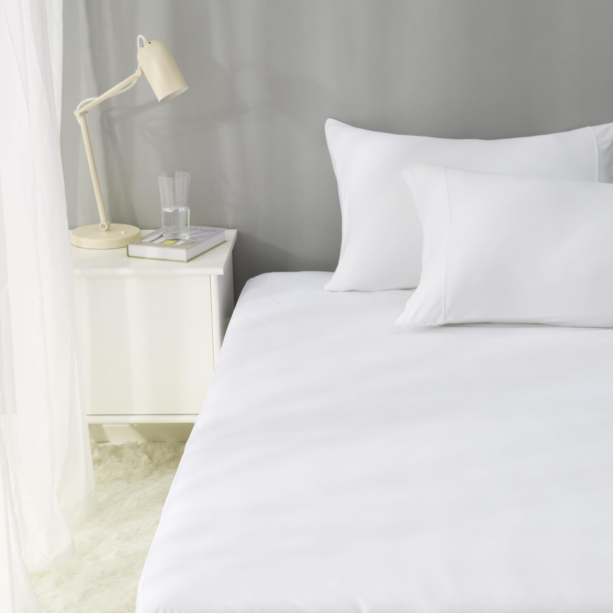 Amazon Basics Coprimaterasso con chiusura lampo, impermeabile e a prova di cimici, Piazze Francese, 140 x 200 x 30 cm, Bianco