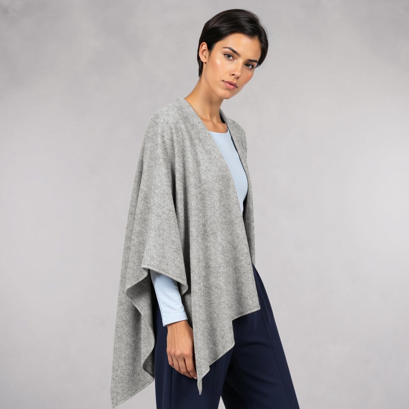 Giesswein Merino Lambswool Cape - Eleganter Feinstrick Überwurf aus Lammwolle, Merinowolle Cape für Damen, XXL Umhängetuch, Poncho-Schal