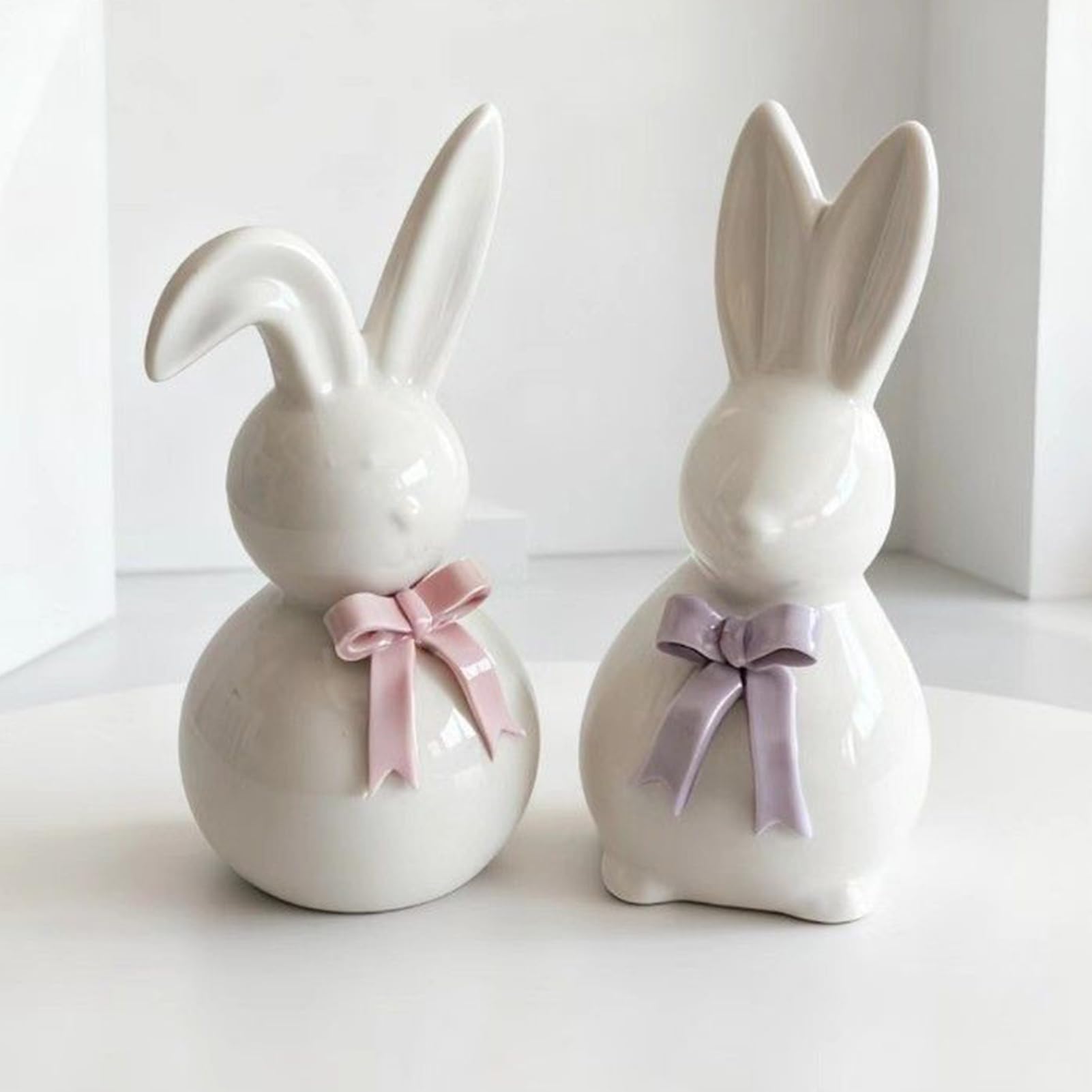Statuetta di Coniglio in Ceramica con Scultura di Coniglietto Pasquale, Vacanze Primaverili Dipinta a Mano con Design a Fiocco | Decorazione Domestica Festosa per Soggiorno, Camera da Letto,