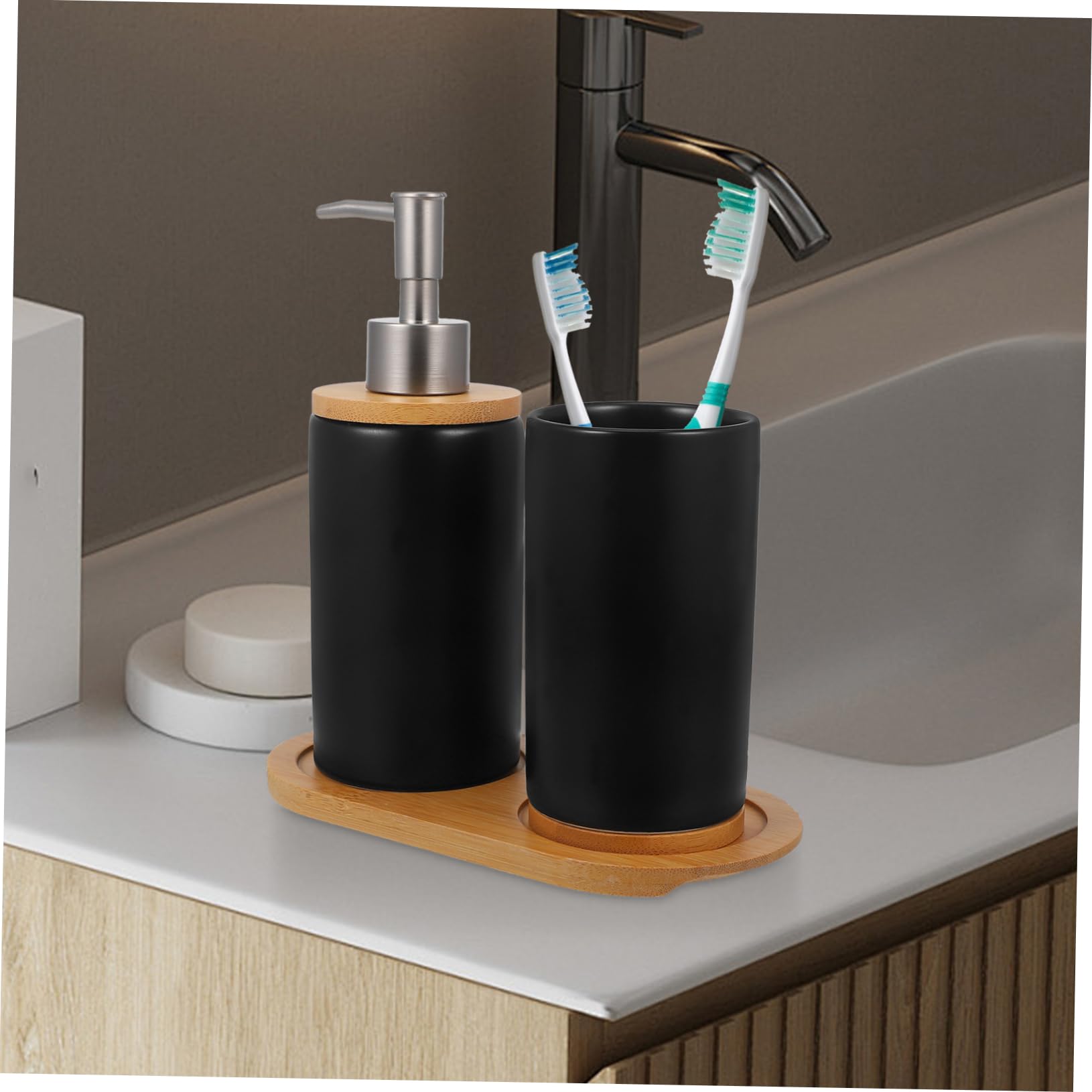 Badezimmer Accessoires Satz mit Zahnbürstenhalter Seifenspender (ca 430ml) aus Schwarzer Keramik und Bambus Zahnbürstenbecher (ca 350ml) und Ablage Stilvoll und Praktisch