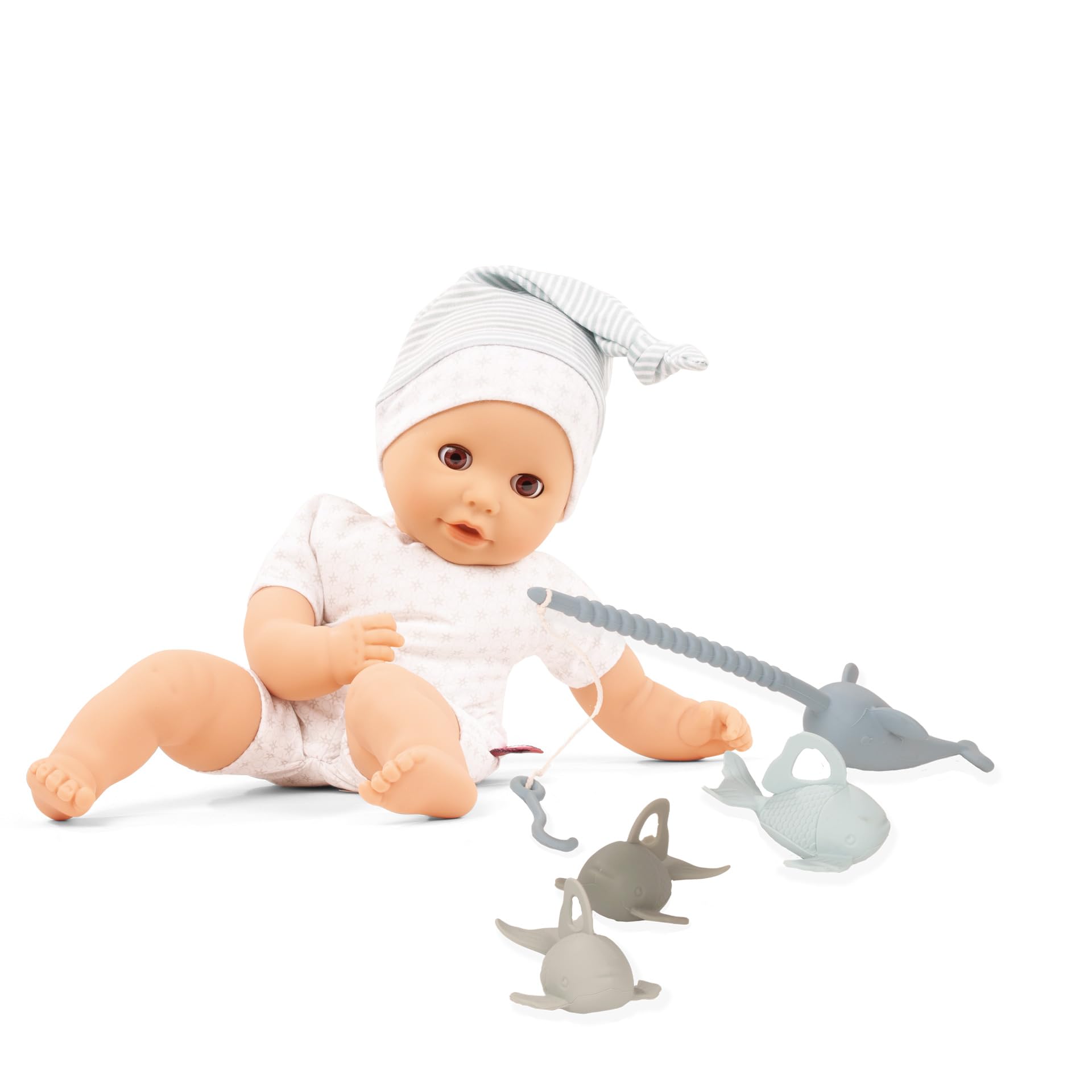 Götz 2516573 Cosy Aquini Badepuppe Angel Den Fisch Geschenkbox - 33 cm große Babypuppe mit braunen Augen, ohne Haare und Weichkörper Puppe - Weichkörperpuppe in 6-teiligen Set