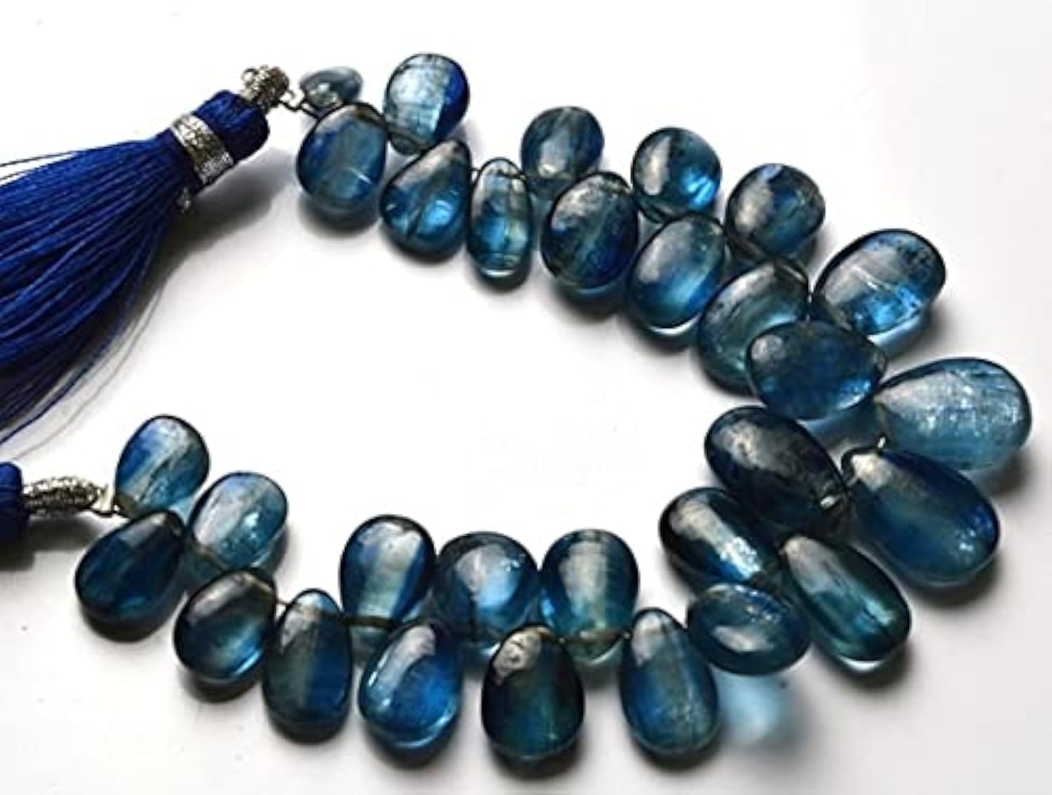 Kyanite bleue bio briolette, la douceur d'une pierre naturelle au bleu océan