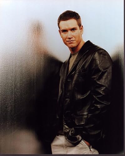 Posterazzi Mark-Paul Gosselaar Chaqueta de cuero sobre impresión fotográfica de pared plateada (8 x 10) - Artículo # MVM03165