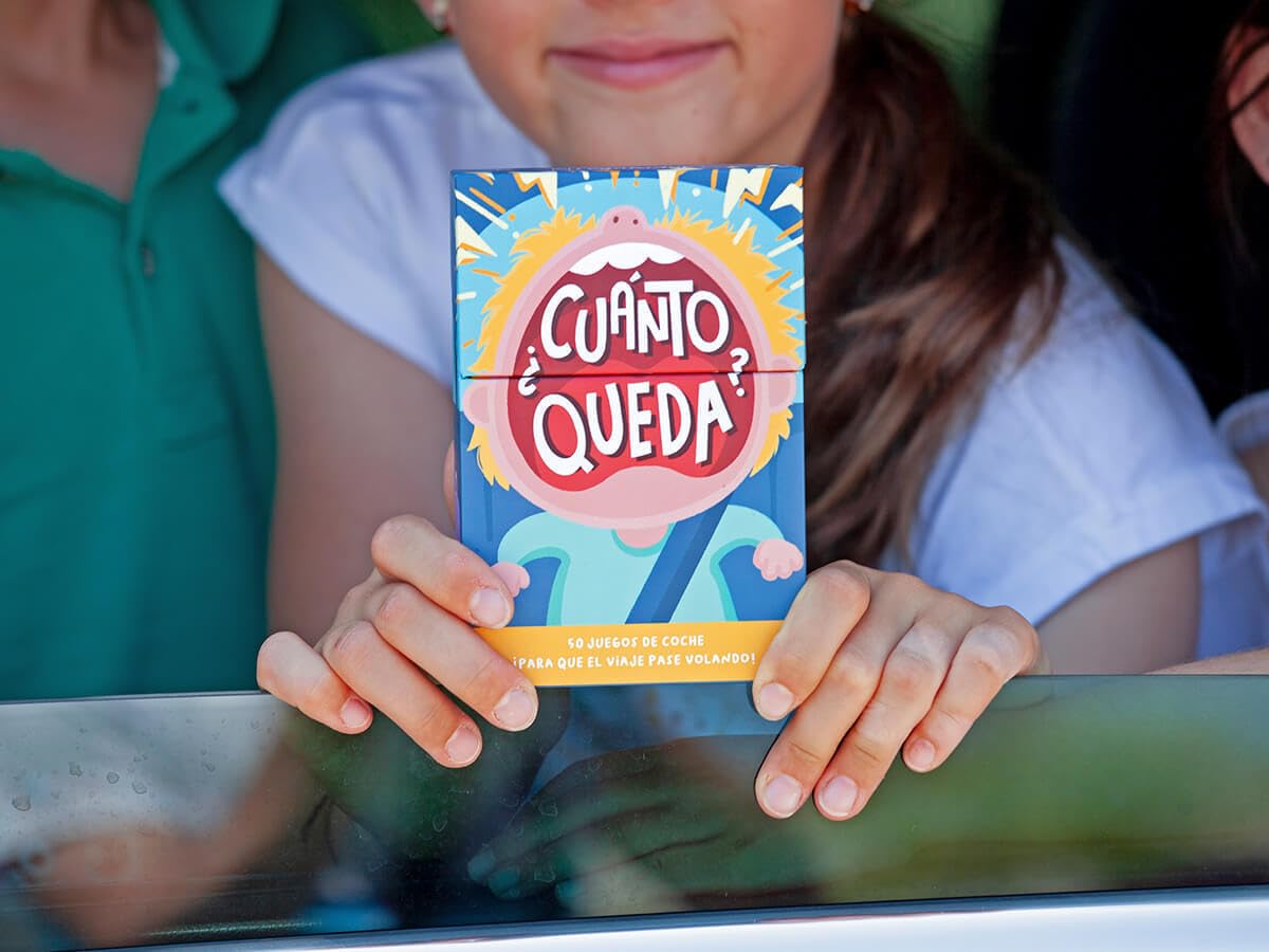 Juegos de Mesa para niños/as ¿CUÁNTO Queda? | El Juego de Cartas para los Viajes | Regalo niña 10 años | Una Idea de Hellofun! | 2 Jugadores | Duración: 5 min- hasta Llegar a Destino | +5