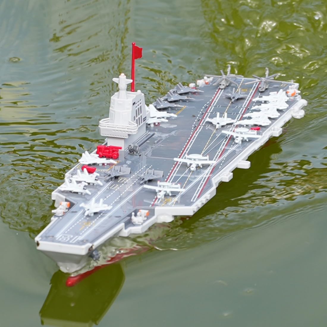Barca portaereo RC per piscina e lago, nave da guerra telecomandata da 2,4 GHz con cannone ad acqua, nave militare elettrica impermeabile con doppio motore, velocità alta/bassa, tempo di guida di 30