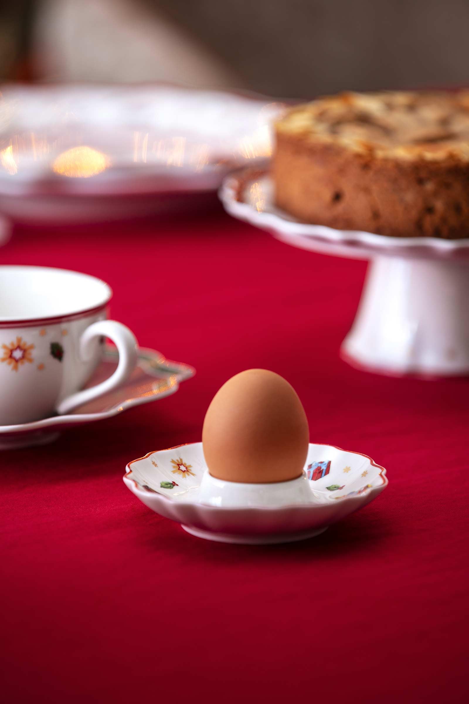 Villeroy & Boch – Toy's Delight Frühstücks-Set 6-teilig, Geschirr-Set für 2 Personen mit Frühstückstellern, Tassen und Eierbechern, Weihnachtsgeschirr, Premium Porzellan, Bunt/Weiß
