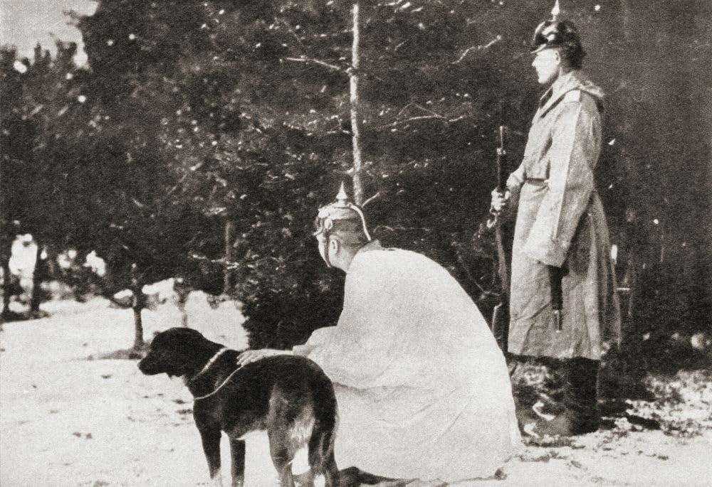 Un primo tentativo di mimetizzazione. Un soldato tedesco è visto qui durante la prima guerra mondiale che indossa un mantello bianco per non mostrare la sua uniforme scura contro il paesaggio polacco