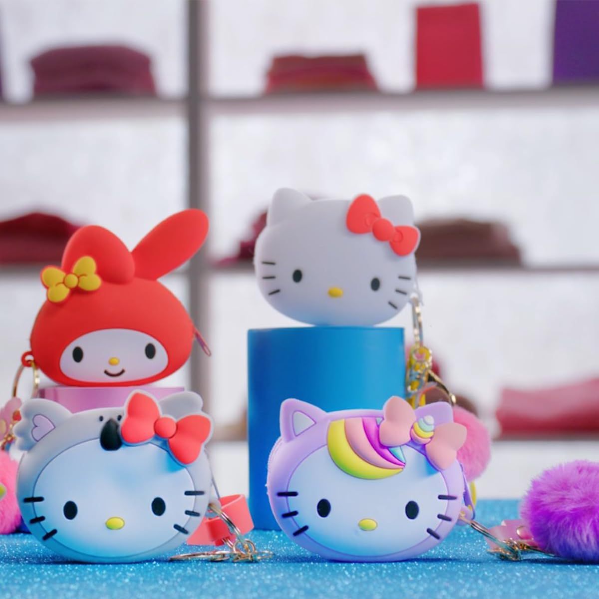 #sbabam, FUNNY BOX Hello Kitty Handbag, kolorowa torebka dziewczęca z naklejkami, pluszowa bransoletka i akcesoria, torba dziewczęca z paskiem na ramię na prezent dla dziewczynki 2 sztuki, zabawki dla