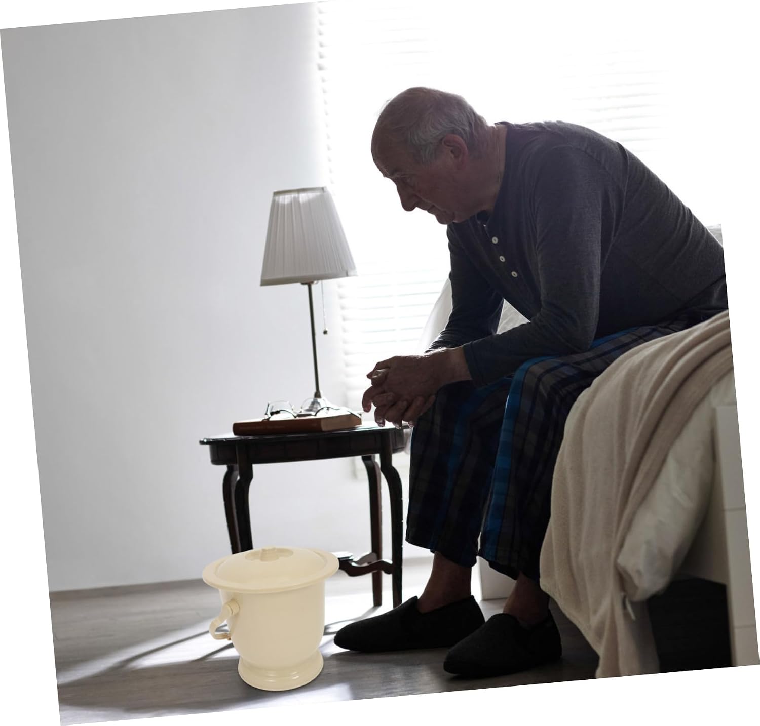 VALICLUD Portable Plastic Urinal for Women and Men Bedside Chamber Pot Handle for Pregnant Women Elderly and Boys and Girls Easy to Clean Capacity for Urine Vomit and Waste