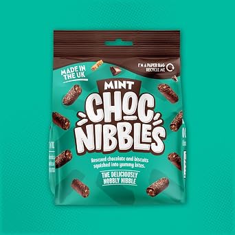 4 x Mint Choc Nibbles Chocolate Biscuit Bites 135g Packs – Crispy Biscuit Pieces Coated in Smooth Milk Chocolate – Sharing Treats for Snacking, Lunchboxes, Parties & Movie Nights