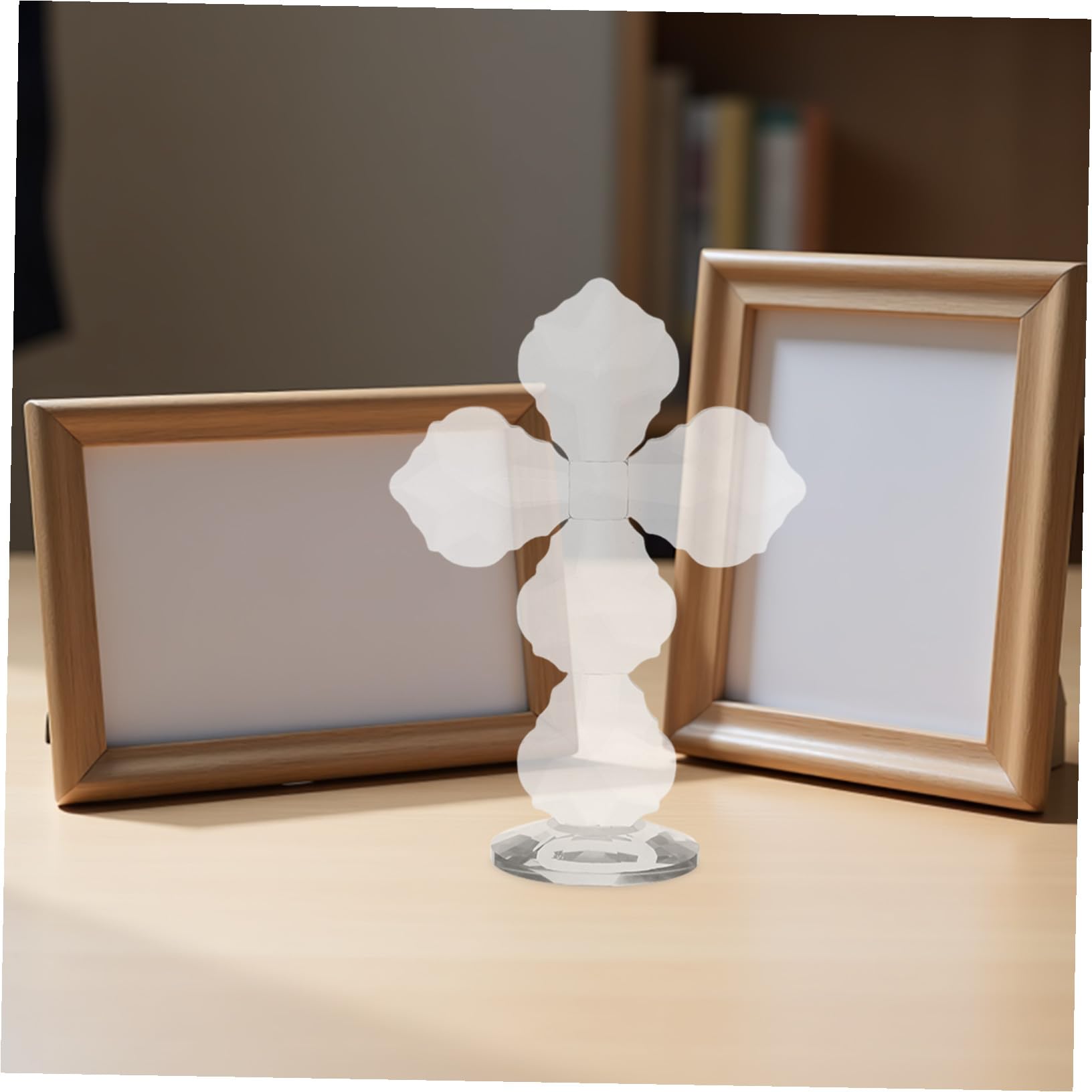 LIFKOME Cristallo Croce da Tavolo Decorativa in Vetro Trasparente Lavorazione Unica Ornamento Religioso per Uomini e Donne Collezionabile per Casa Ufficio e Decorazione Natalizia