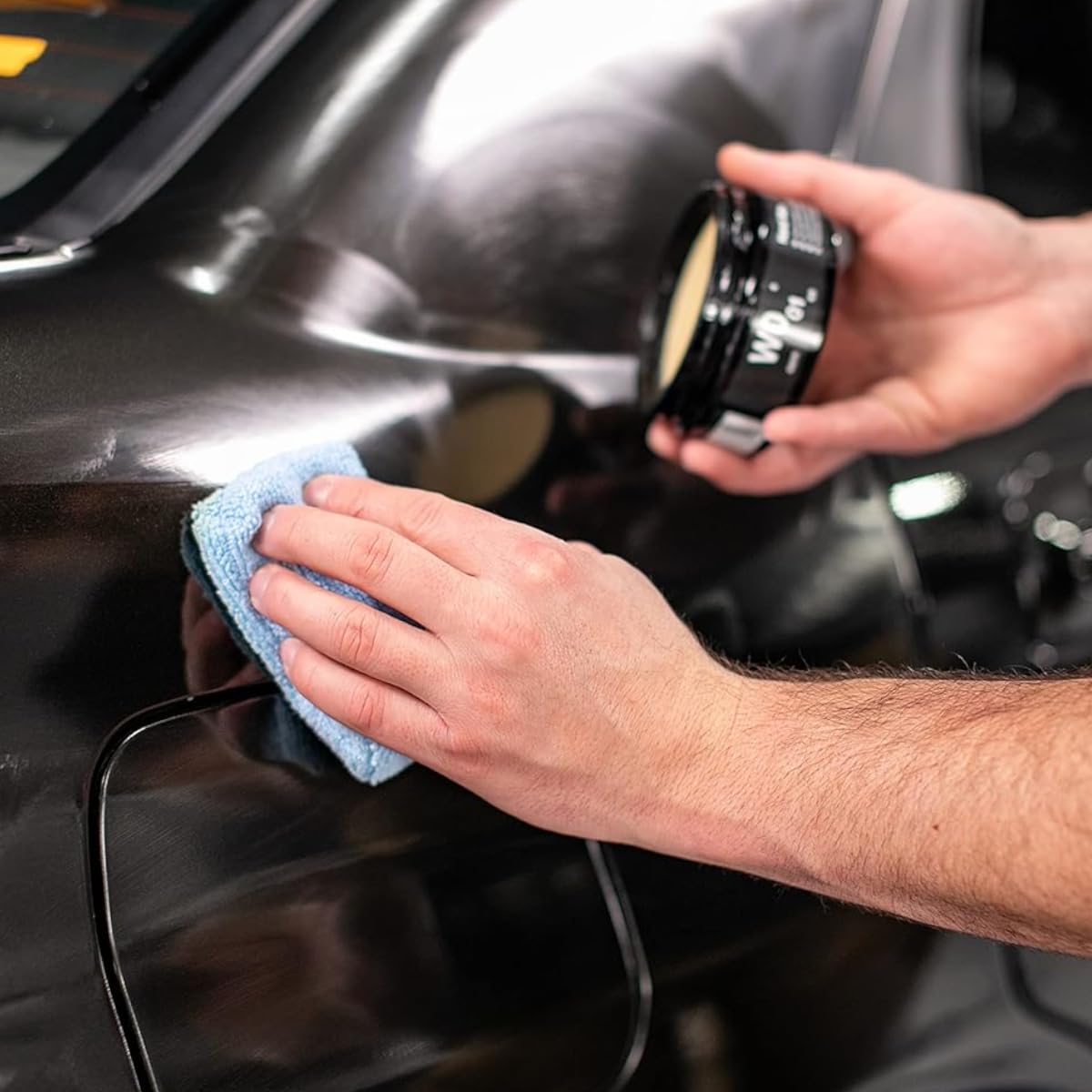 Koch Chemie Hand Wax W0.01 High End Autowachs Versiegelung Set | Lackschutz Autowachs | wasserabweisende Lackvesiegelung mit 1 Mikrofaser Poliertuch & 1 Mikrofaser Applikator
