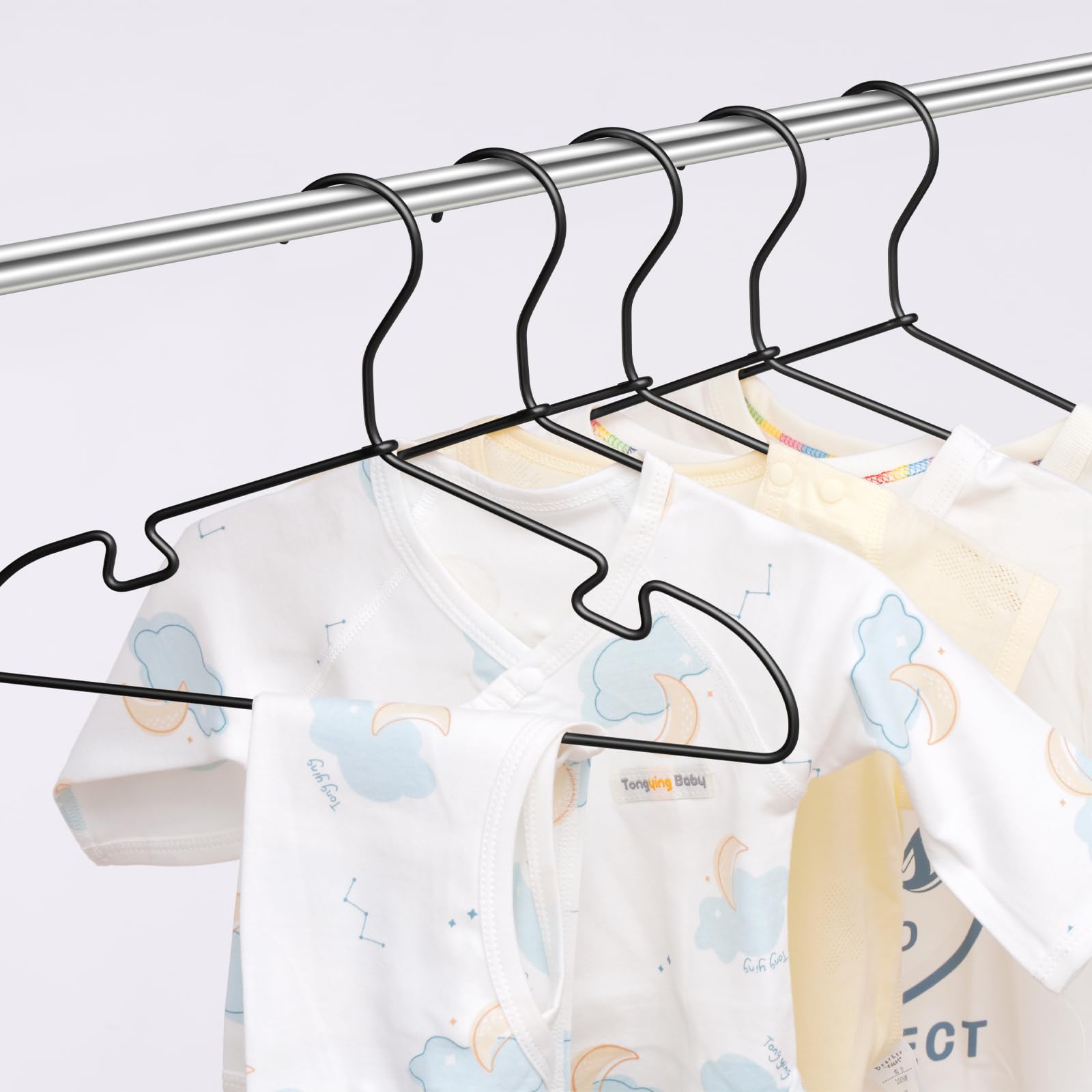 Percha de aluminio negro, colgador de bebé para niños de 12.6 pulgadas, colgador de metal resistente para armario, perchas para niños pequeños que ahorran espacio (30 piezas)